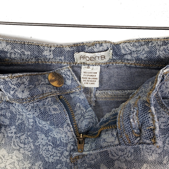 ARDEN B White Lace Print Low Rise Cutoff Denim Shorts Size: 8 - Picture 5 of 6